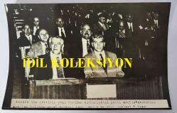 CHP ADANA ESKİ MİLLETVEKİLLERİNDEN ve BAŞBAKAN YARDIMCISI DR. KEMAL SATIR'IN HABER METİNLİ AJANS-BASIN FOTOĞRAFI - 18 x 12 cm EBADINDA - KEMAL SATIR, YENİ KURULAN CUMHURİYETÇİ PARTİ MECLUS GRUBU TOPLANTISINDAYKEN ÇEKİLMİŞ BİR KARE