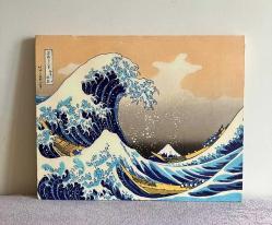 JAPON SANATÇI HOKUSAİ'NİN KANAGAWA OKİ NAMİ URA ADLI ESERLERİNİN KANVAS TABLOSU.TUVAL ÜZERİNE RESMEDİLMİŞTİR.  KONDİSYON YÜKSEK. 40 X 50 CM.