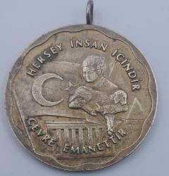 Her şey insan içindir çevreyi koruyalım 1990 madalyası