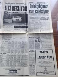 Türkiye Gazetesi - Turkish Newspaper - 18 Nisan 1993 - milletçe başımız sağ olsun Turgut Özal'ı kaybettik Fotoğrafı - Turgut Özal son yolculuğundan dönerken üzgündü bitkindi yorgundu Fotoğrafı - Turgut Özal İstanbul'da toprağa verilecek - Turgut Özal için bütün camilerde hatim okunuyor - son nefesini verirken Semra Özal yanındaydı - Turgut Özal Nakşibendi Hz.nin türbesinde Fotoğrafı - ardından yazmak yazan Tarık Buğra - Başbakan Süleyman Demirel şok oldu Fotoğraf - çocukları Zeynep ve eşi İle Efe Özal hemen hastaneye koştular Fotoğraf - İçişleri Bakanı İsmet Sezgin eylemlere katılmayan PKK'lılar affedilecek - TRT'de Turgut Özal belgeseli - İş dünyası Turgut Özal'a ağlıyor Fotoğrafı - Nejat Eczacıbaşı - Vehbi Koç - Halis Komili - sırpların cani komutanı askerlerine bütün müslümanları öldürün emri verdi Fotoğrafı - menkıbeler yazan Abdüllatif Uyan - yeni cumhurbaşkanı 40 gün içinde seçilecek - Zeytinburnuspor'a süper ikramiye - Kocaelispor başkanı Sefa Sirmen gazetemize konuştu - Kalli