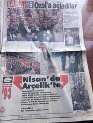 Sabah Gazetesi - Turkish Newspaper - 22 Nisan 199 - Turgut Özal'a dualarla saygıyla - Cumhurbaşkanı Turgut Özal Ankara'dan İstanbul'a Dün askerlerin omuzlarında ve tekbir sesleri arasında uğurlandı - Semra Özal'ın dayanağı artık oğulları Ahmet ve Efe ve kızı Zeynep Fotoğrafı - kulisler toz duman yazan Hasan Cemal - İsmet Sezgin havaya girdi başbakanlığa Allah derim - Cumhurbaşkanı Turgut Özal'ı İstanbul'a getiren uçakta sadece SABAH vardı fotoğraflar - Semra hanım hakkınızı helal edin dedi Çankaya'ya elveda Fotoğrafı - Kahraman Srebrenica Fotoğrafı - veda mektubu yazan Cengiz Çandar - Turgut Özal taziye ilanları - Mesut Yılmaz Anayol'a sıcak bakmadı - SHP'nin görüşü koalisyon Demirel'siz yürümez - Jetpa Yönetim kurulu Başkanı Fadıl Akgündüz Turgut Özal taziye ilanı - 900'lü hatlar ilanı - Alo Ben Hülya Avşar sizi tanımak istiyorum 900 hattı Fotoğrafı - ABD eski Dışişleri Bakanı James Baker Turgut Özal en iyi dostumuzdu - Turgut Özal'ın cenazesinde Elçibey ile Petrosyan yan yana Foto