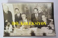 CHP ADANA ESKİ MİLLETVEKİLLERİNDEN ve BAŞBAKAN YARDIMCISI DR. KEMAL SATIR'IN HABER METİNLİ AJANS-BASIN FOTOĞRAFI - 18 x 12 cm EBADINDA - KEMAL SATIR, CUMHURİYETÇİ PARTİ GENEL BAŞKANI OLARAK BASIN AÇIKLAMASI YAPARKEN ÇEKİLMİŞ BİR KARE. (TURGUT MANTAR)