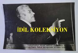 CHP ADANA ESKİ MİLLETVEKİLLERİNDEN ve BAŞBAKAN YARDIMCISI DR. KEMAL SATIR'IN HABER METİNLİ AJANS-BASIN FOTOĞRAFI - 18 x 12 cm EBADINDA - KEMAL SATIR, CUMHURİYETÇİ GÜVEN PARTİSİ OLAĞANÜSTÜ KONGRESİNDE KONUŞMA YAPARKEN ÇEKİLMİŞ BİR KARE