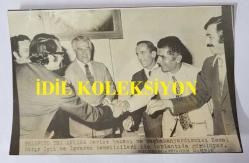 CHP ADANA ESKİ MİLLETVEKİLLERİNDEN ve BAŞBAKAN YARDIMCISI DR. KEMAL SATIR'IN HABER METİNLİ AJANS-BASIN FOTOĞRAFI - 18 x 12 cm EBADINDA - KEMAL SATIR, DEVLET BAKANI ve BAŞBAKAN YARDIMCISI OLARAK İŞVEREN TEMSİLCİLERİYLE TOPLANTI YAPARKEN ÇEKİLMİŞ BİR KARE (TURGUT MANTAR)