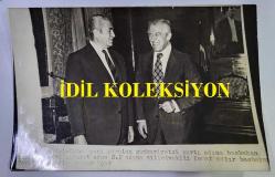 CHP ADANA ESKİ MİLLETVEKİLLERİNDEN ve BAŞBAKAN YARDIMCISI DR. KEMAL SATIR'IN HABER METİNLİ AJANS-BASIN FOTOĞRAFI - 18 x 12 cm EBADINDA - KEMAL SATIR, YENİ KURULAN CUMHURİYETÇİ PARTİ ADINA BAŞBAKAN FERİT MELEN'İ ZİYARET EDERKEN ÇEKİLMİŞ BİR KARE. (YAŞAR UÇAR)