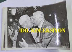 CHP ADANA ESKİ MİLLETVEKİLLERİNDEN ve BAŞBAKAN YARDIMCISI DR. KEMAL SATIR'IN AJANS-BASIN FOTOĞRAFI - 18 x 12 cm EBADINDA - YAPI ve KREDİ BANKASI'NIN 40'INCI KURULUŞ YILDÖNÜMÜ NEDENİYLE İZMİR EFES OTELİ'NDE VERİLEN KOKTEYLDE BANKANIN YÖNETİM KURULU BAŞKANI DR. KEMAL SATIR ve YÖNETİM KURULU ÜYESİ OSMAN KİBAR BİRBİRLERİYLE KUCAKLAŞIRKEN ÇEKİLMİŞ BİR KARE. 1 EYLÜL 1984