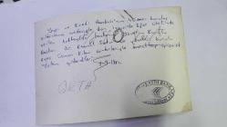 CHP ADANA ESKİ MİLLETVEKİLLERİNDEN ve BAŞBAKAN YARDIMCISI DR. KEMAL SATIR'IN AJANS-BASIN FOTOĞRAFI - 18 x 12 cm EBADINDA - YAPI ve KREDİ BANKASI'NIN 40'INCI KURULUŞ YILDÖNÜMÜ NEDENİYLE İZMİR EFES OTELİ'NDE VERİLEN KOKTEYLDE BANKANIN YÖNETİM KURULU BAŞKANI DR. KEMAL SATIR ve YÖNETİM KURULU ÜYESİ OSMAN KİBAR BİRBİRLERİYLE KUCAKLAŞIRKEN ÇEKİLMİŞ BİR KARE. 1 EYLÜL 1984