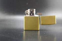 GOLD METAL BENZİNLİ KABARTMALI ÇAKMAK SIFIR SIFIR  BÖYLESİ COK ZOR GELİR BAKMAYAN PİŞMAN OLUR KOLLEKSİYON SERİ (YENİ RAF--13