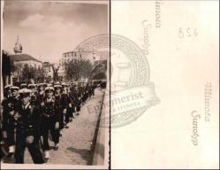 Deniz Harp Okulu, Askerî Geçit, Fotoğraf, 1940’lar: Sokakta sıralı yürüyen deniz subay adayları, arka planda minare ve eski şehir dokusu.