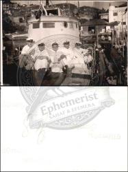 İstanbul, Askerî Liman, Fotoğraf, 1940’lar: Üniformalı denizciler, küçük bir savaş gemisinin güvertesinde grup halinde otururken, geride yalı ve iskele yapıları.
