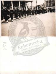 İstanbul, Askerî Tören, Fotoğraf, 1940’lar: Deniz subayları nizami yürüyüşte, yol kenarında çok katlı yapılar ve izleyici kalabalığıyla şehir içinde geçit sahnesi.