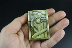 GOLD METAL BENZİNLİ KABARTMALI ÇAKMAK SIFIR SIFIR  BÖYLESİ COK ZOR GELİR BAKMAYAN PİŞMAN OLUR KOLLEKSİYON SERİ (YENİ RAF--28