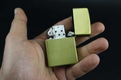 GOLD METAL BENZİNLİ KABARTMALI ÇAKMAK SIFIR SIFIR  BÖYLESİ COK ZOR GELİR BAKMAYAN PİŞMAN OLUR KOLLEKSİYON SERİ (YENİ RAF--28