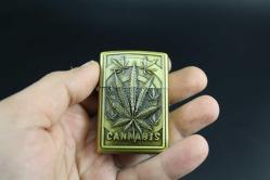 GOLD METAL BENZİNLİ KABARTMALI ÇAKMAK SIFIR SIFIR  BÖYLESİ COK ZOR GELİR BAKMAYAN PİŞMAN OLUR KOLLEKSİYON SERİ (YENİ RAF--29