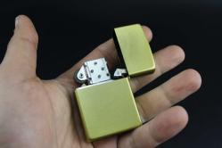 GOLD METAL BENZİNLİ KABARTMALI ÇAKMAK SIFIR SIFIR  BÖYLESİ COK ZOR GELİR BAKMAYAN PİŞMAN OLUR KOLLEKSİYON SERİ (YENİ RAF--29