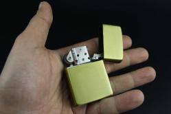 GOLD METAL BENZİNLİ KABARTMALI ÇAKMAK SIFIR SIFIR  BÖYLESİ COK ZOR GELİR BAKMAYAN PİŞMAN OLUR KOLLEKSİYON SERİ (YENİ RAF--30