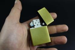 GOLD METAL BENZİNLİ KABARTMALI ÇAKMAK SIFIR SIFIR  BÖYLESİ COK ZOR GELİR BAKMAYAN PİŞMAN OLUR KOLLEKSİYON SERİ (YENİ RAF--31