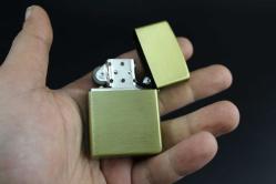 GOLD METAL BENZİNLİ KABARTMALI ÇAKMAK SIFIR SIFIR  BÖYLESİ COK ZOR GELİR BAKMAYAN PİŞMAN OLUR KOLLEKSİYON SERİ (YENİ RAF--32