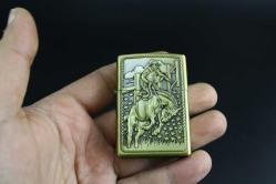 GOLD METAL BENZİNLİ KABARTMALI ÇAKMAK SIFIR SIFIR  BÖYLESİ COK ZOR GELİR BAKMAYAN PİŞMAN OLUR KOLLEKSİYON SERİ (YENİ RAF--33