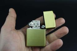 GOLD METAL BENZİNLİ KABARTMALI ÇAKMAK SIFIR SIFIR  BÖYLESİ COK ZOR GELİR BAKMAYAN PİŞMAN OLUR KOLLEKSİYON SERİ (YENİ RAF--33