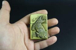 GOLD METAL BENZİNLİ KABARTMALI ÇAKMAK SIFIR SIFIR  BÖYLESİ COK ZOR GELİR BAKMAYAN PİŞMAN OLUR KOLLEKSİYON SERİ (YENİ RAF--34