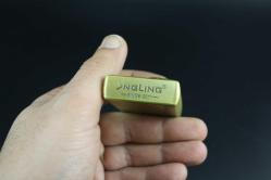 GOLD METAL BENZİNLİ KABARTMALI ÇAKMAK SIFIR SIFIR  BÖYLESİ COK ZOR GELİR BAKMAYAN PİŞMAN OLUR KOLLEKSİYON SERİ (YENİ RAF--34