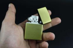 GOLD METAL BENZİNLİ KABARTMALI ÇAKMAK SIFIR SIFIR  BÖYLESİ COK ZOR GELİR BAKMAYAN PİŞMAN OLUR KOLLEKSİYON SERİ (YENİ RAF--34