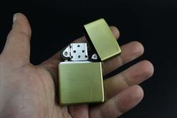 GOLD METAL BENZİNLİ KABARTMALI ÇAKMAK SIFIR SIFIR  BÖYLESİ COK ZOR GELİR BAKMAYAN PİŞMAN OLUR KOLLEKSİYON SERİ (YENİ RAF--35