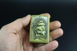 GOLD METAL BENZİNLİ KABARTMALI ÇAKMAK SIFIR SIFIR  BÖYLESİ COK ZOR GELİR BAKMAYAN PİŞMAN OLUR KOLLEKSİYON SERİ (YENİ RAF--36