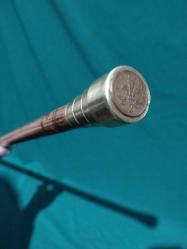 pirinç başlı, ahşap yakma motifli, pirinç ayaklı baston