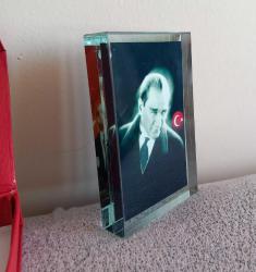 KALIN CAM İÇİNDE ATATÜRK RESMİ.  SIFIR.  İKİ YÜZÜNDE İKİ FARKLI RESİM.