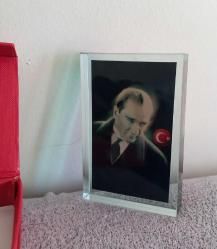 KALIN CAM İÇİNDE ATATÜRK RESMİ.  SIFIR.  İKİ YÜZÜNDE İKİ FARKLI RESİM.