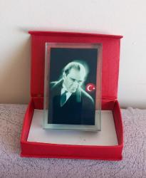 KALIN CAM İÇİNDE ATATÜRK RESMİ.  SIFIR.  İKİ YÜZÜNDE İKİ FARKLI RESİM.