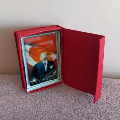 KALIN CAM İÇİNDE ATATÜRK RESMİ.  SIFIR.  İKİ YÜZÜNDE İKİ FARKLI RESİM.