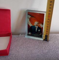 KALIN CAM İÇİNDE ATATÜRK RESMİ.  SIFIR.  İKİ YÜZÜNDE İKİ FARKLI RESİM.