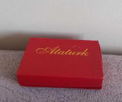 KALIN CAM İÇİNDE ATATÜRK RESMİ.  SIFIR.  İKİ YÜZÜNDE İKİ FARKLI RESİM.