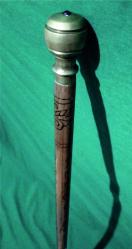 pirinç topuz başlı, ayak ve üst boğumları pirinç, ahşap yakma desenli baston
