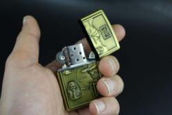 GOLD  METAL BENZİNLİ KABARTMALI ÇAKMAK SIFIR SIFIR  BÖYLESİ COK ZOR GELİR BAKMAYAN PİŞMAN OLUR KOLLEKSİYON SERİ (YENİ RAF--40