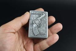 SİLVER  METAL BENZİNLİ KABARTMALI ÇAKMAK SIFIR SIFIR  BÖYLESİ COK ZOR GELİR BAKMAYAN PİŞMAN OLUR KOLLEKSİYON SERİ (YENİ RAF--42