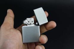 SİLVER  METAL BENZİNLİ KABARTMALI ÇAKMAK SIFIR SIFIR  BÖYLESİ COK ZOR GELİR BAKMAYAN PİŞMAN OLUR KOLLEKSİYON SERİ (YENİ RAF--42