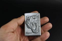 SİLVER  METAL BENZİNLİ KABARTMALI ÇAKMAK SIFIR SIFIR  BÖYLESİ COK ZOR GELİR BAKMAYAN PİŞMAN OLUR KOLLEKSİYON SERİ (YENİ RAF--45