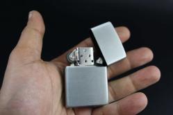 SİLVER  METAL BENZİNLİ KABARTMALI ÇAKMAK SIFIR SIFIR  BÖYLESİ COK ZOR GELİR BAKMAYAN PİŞMAN OLUR KOLLEKSİYON SERİ (YENİ RAF--45