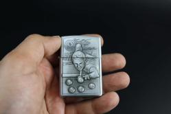 SİLVER  METAL BENZİNLİ KABARTMALI ÇAKMAK SIFIR SIFIR  BÖYLESİ COK ZOR GELİR BAKMAYAN PİŞMAN OLUR KOLLEKSİYON SERİ (YENİ RAF--48