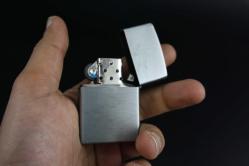 SİLVER  METAL BENZİNLİ KABARTMALI ÇAKMAK SIFIR SIFIR  BÖYLESİ COK ZOR GELİR BAKMAYAN PİŞMAN OLUR KOLLEKSİYON SERİ (YENİ RAF--48