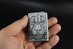 SİLVER  METAL BENZİNLİ KABARTMALI ÇAKMAK SIFIR SIFIR  BÖYLESİ COK ZOR GELİR BAKMAYAN PİŞMAN OLUR KOLLEKSİYON SERİ (YENİ RAF--50