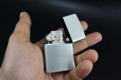 SİLVER  METAL BENZİNLİ KABARTMALI ÇAKMAK SIFIR SIFIR  BÖYLESİ COK ZOR GELİR BAKMAYAN PİŞMAN OLUR KOLLEKSİYON SERİ (YENİ RAF--50