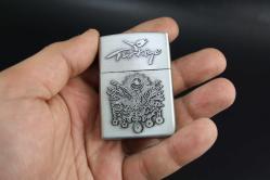 SİLVER  METAL BENZİNLİ KABARTMALI ÇAKMAK SIFIR SIFIR  BÖYLESİ COK ZOR GELİR BAKMAYAN PİŞMAN OLUR KOLLEKSİYON SERİ (YENİ RAF--62