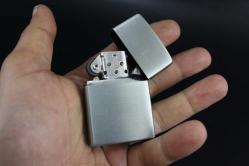 SİLVER  METAL BENZİNLİ KABARTMALI ÇAKMAK SIFIR SIFIR  BÖYLESİ COK ZOR GELİR BAKMAYAN PİŞMAN OLUR KOLLEKSİYON SERİ (YENİ RAF--62