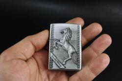 SİLVER  METAL BENZİNLİ KABARTMALI ÇAKMAK SIFIR SIFIR  BÖYLESİ COK ZOR GELİR BAKMAYAN PİŞMAN OLUR KOLLEKSİYON SERİ (YENİ RAF--63