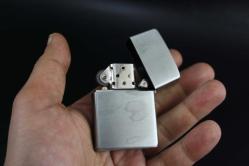 SİLVER  METAL BENZİNLİ KABARTMALI ÇAKMAK SIFIR SIFIR  BÖYLESİ COK ZOR GELİR BAKMAYAN PİŞMAN OLUR KOLLEKSİYON SERİ (YENİ RAF--63